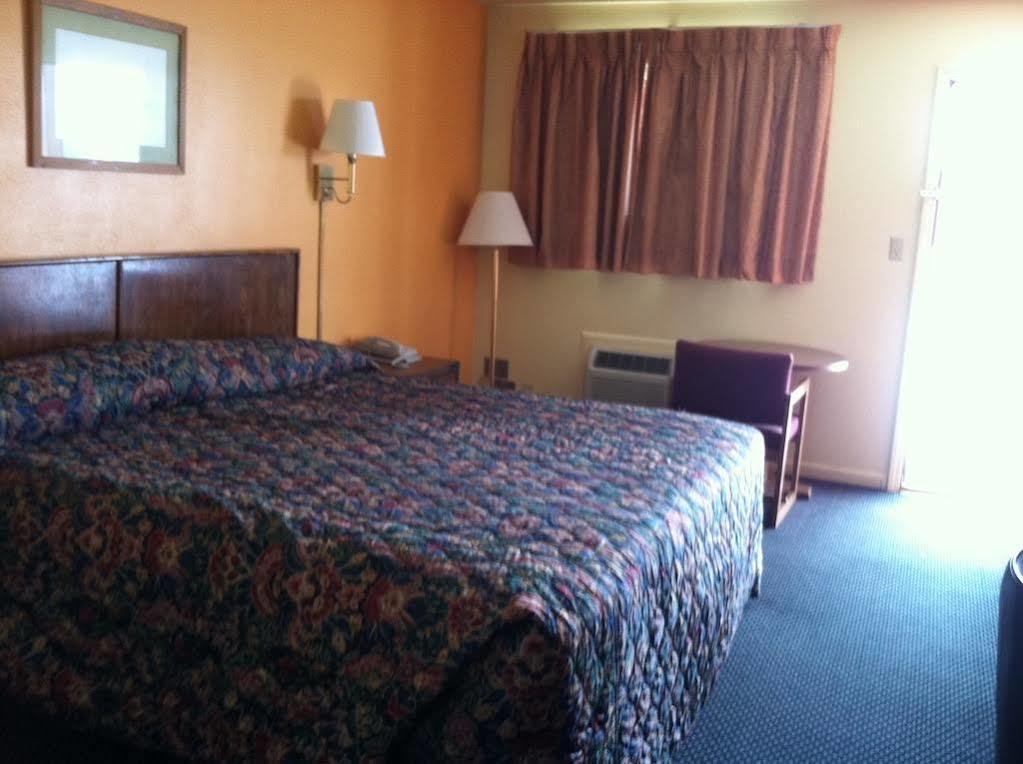 Knights Inn - Chanute Kültér fotó